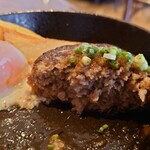 Kitchen&cafe GAJA - ハンバーグの断面　肉汁は出るタイプではなかった