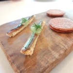 ヴィラ・アイーダ - アミューズ　　　片口いわし／新玉ねぎ。　　このアンチョビは、自家製。　玉ネギの御煎餅も、まいう～。　　時計職人のような包丁さばき。　ルーペとピンセットがいる？　ww