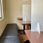 Milk Curry & Bar Bite - テーブル席は窓際。