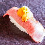 Sushi Takeuchi - 和牛にぎりのウニのせ