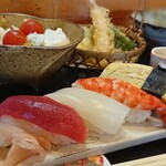 和作寿司 - にぎり御膳(にぎり盛合せ・天麩羅盛合せ・茶碗蒸し・サラダ・お吸い物・デザート)