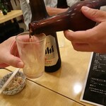 酒場 ふくろ - 瓶ビールを注ぐ 202207