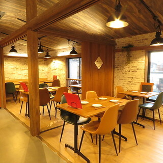 《ライブ感あるカウンター席完備》木目調のおしゃれ空間。貸切可