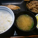 吉野家 - 鮭定食サラダ付の豪華セット（●＾o＾●）