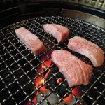 炭焼肉 石田屋。 - 厚切り上タンはこんなに分厚いんですよ