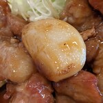 一楽 - にんにく！
            ふたかけ入ってた
            四日市とんてきとしては少なめかも
            昼だしちょうど良いかもね