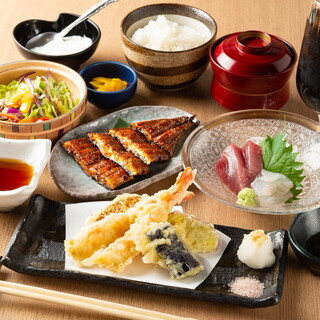 ランチは日替わりで！豊富なメニューからお選びいただけます。