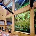 齋華 - ◎カウンター越しの大きな窓から眺める夏もみじがとても美しい。