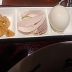 麺屋武蔵 武仁 - 左から、メンマ、低温チャーシューの下に　かぼす？、味付にたまご