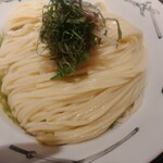 麺屋武蔵 武仁 - 麺の塩水とあおさ、麺の上に、とろろ昆布とみょうが、青紫蘇、いりこ玉