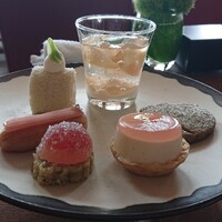 ザ タヴァン グリル＆ラウンジ - 