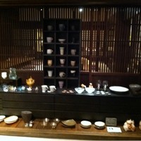 九つ井 玉川店 - 待合席に展示している食器