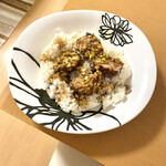 大西屋 - 豚からあげのカオマンガイ風。