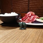 Nikunotomii - 切り落とし山盛り焼肉ランチ　250g　2590円（ご飯、スープ、キムチ付き）　側面