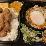 Tokusei Karaage Bentou Tao - ガパオと唐揚げ弁当