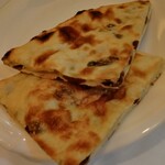 インディアンレストラン西麻布 by KENBOKKE - カシミールナン。レーズンも柔らかく美味しい！ホントは辛口のカレーに最も合うみたい。