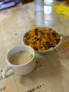 Dosuthi - チキンスープと野菜サラダ　人参と練り胡麻ドレッシングは自家製