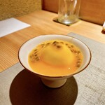 常 - マンゴーソースをかけたミルクアイス、パッションフルーツとともに