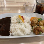 欧風カレー ウエダ - ビーフカレーに日替わりのフライドチキンで、ご飯大盛り。飲み物付き。