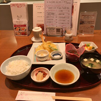 函館うに むらかみ 日本生命札幌ビル店 - 豪華な料理、高級そうな店内、お得です。