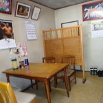 まるみそば店 - テーブル席