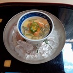 山玄茶 - 冷たい茶碗蒸し。中は百合根と車海老。上にはじゅんさいとウニとオクラを冷たい餡でとじました。