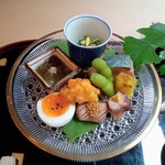 山玄茶 - 八寸。ほうれん草にズイキと松の実、枝豆、もずくには生クラゲ、山玄茶玉子、ローストビーフには粒マスタード、揚げとうもろこし、タコの柔らか煮、枝豆、バイ貝、なると金時甘露煮、サバの生鮨。