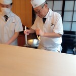 山玄茶 - お椀の準備。お出汁大好きなのでウキウキです。