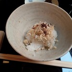 山玄茶 - ジャコとほぐした鯛をご飯に乗っけて。美味しいに決まってます。