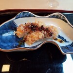 山玄茶 - 鱧の唐揚げ。衣が超サクサク！山椒のソースが美味しい！お皿はナマズだそうです！