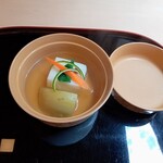 山玄茶 - 鱧の真薯と水なす。真薯の上にはつる菜、人参、柚子、梅肉。