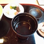 山玄茶 - うすたれ（八丁味噌の上澄み）の具はシジミ。香の物は胡瓜の糠漬け、梅干し、沢庵、昆布の佃煮。（佃煮は細かく擦って5時間煮込むそう。）