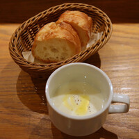 Le Comptoir de シャンパン食堂 - じゃがいもの冷製ポタージュ
                    バゲット(お代わり自由)