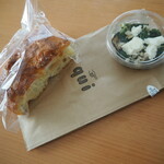 qui - フォカッチャと麦サラダ