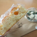 qui - フォカッチャと麦サラダ