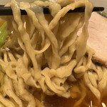Memmitsui - 醤油　中太手もみ麺のアップ