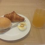 ビュッフェ＆カフェレストラン アンサンブル - パンとアップルジュース