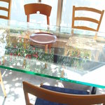 太一坊 - 内観写真:太一坊メインの一枚ガラス天板のテーブル。8名様までご用意できます。