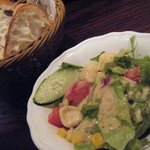 イタリアンレストラン アンシャンテ ハービスPLAZA - ランチにつくパンとミニサラダ