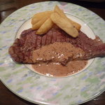 ベルクール - 牛ロースの網焼きステーキ粒マスタードソース