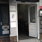 Fakutori Kafe Kousen - １階の入口、赤い実のついたリースが下がっている