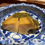 永山 - アワビの身は柔らかく、調味料は使わず、素材の旨みと肝の味わいのみ｡