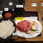 Nikunotomii - 切り落とし山盛り焼肉ランチ　250g　2590円（ご飯、スープ、キムチ付き）