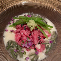 肉割烹 肉かぶく - ザブトンの細切りとジュンサイとろろ