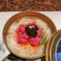 肉割烹 肉かぶく - パルミジャーノ・レッジャーノ 卵黄ラー油ソースを使ったかぶくのおすすめユッケ」