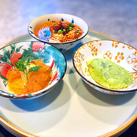 中国意境菜 白燕 - ◎ 前菜盛り合わせ　奥…よだれ特性香り辣油　この漬けタレが美味しくて全部飲んでしまいました。右　翡翠豆腐…枝豆と帆立を使用し独特の食感、左…花咲クラゲも黒酢風味