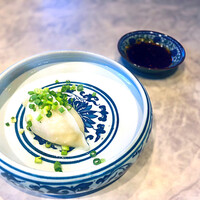 中国意境菜 白燕 - ◎ 点心…水餃子　この後にせいろ蒸しで広東焼売（エビ入り）も出てくるのですが写真なし。　漬けダレは前菜のよだれ鳥のものを使うのですが、美味しくて飲んでしまったので、新しく用意してくれました。