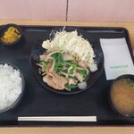 大谷パーキングエリア(下り)フードコート - 税込980円‼豚ニラ定食。