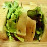 やさいパンのみせ まちのカフェVIVO - 「ポテトサラダのサンド」野菜ねりこまれた食パンに、レタスとポテサラでピリッとしますミャ！