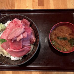 まぐろの鉄人 - 中とろ丼 てんこ盛り 酢飯大盛り 味噌汁 上から